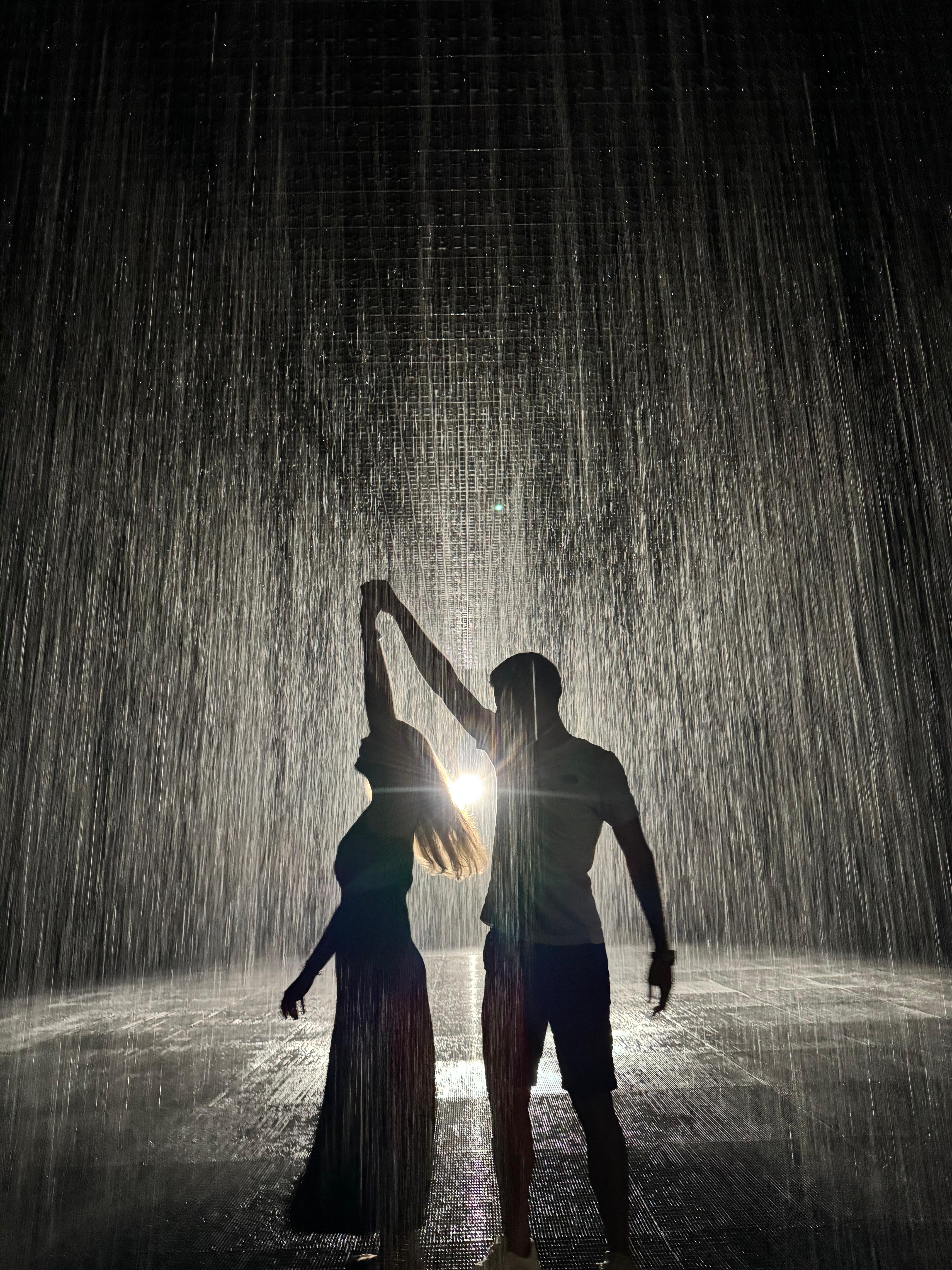 David y Rocío bajo la lluvia